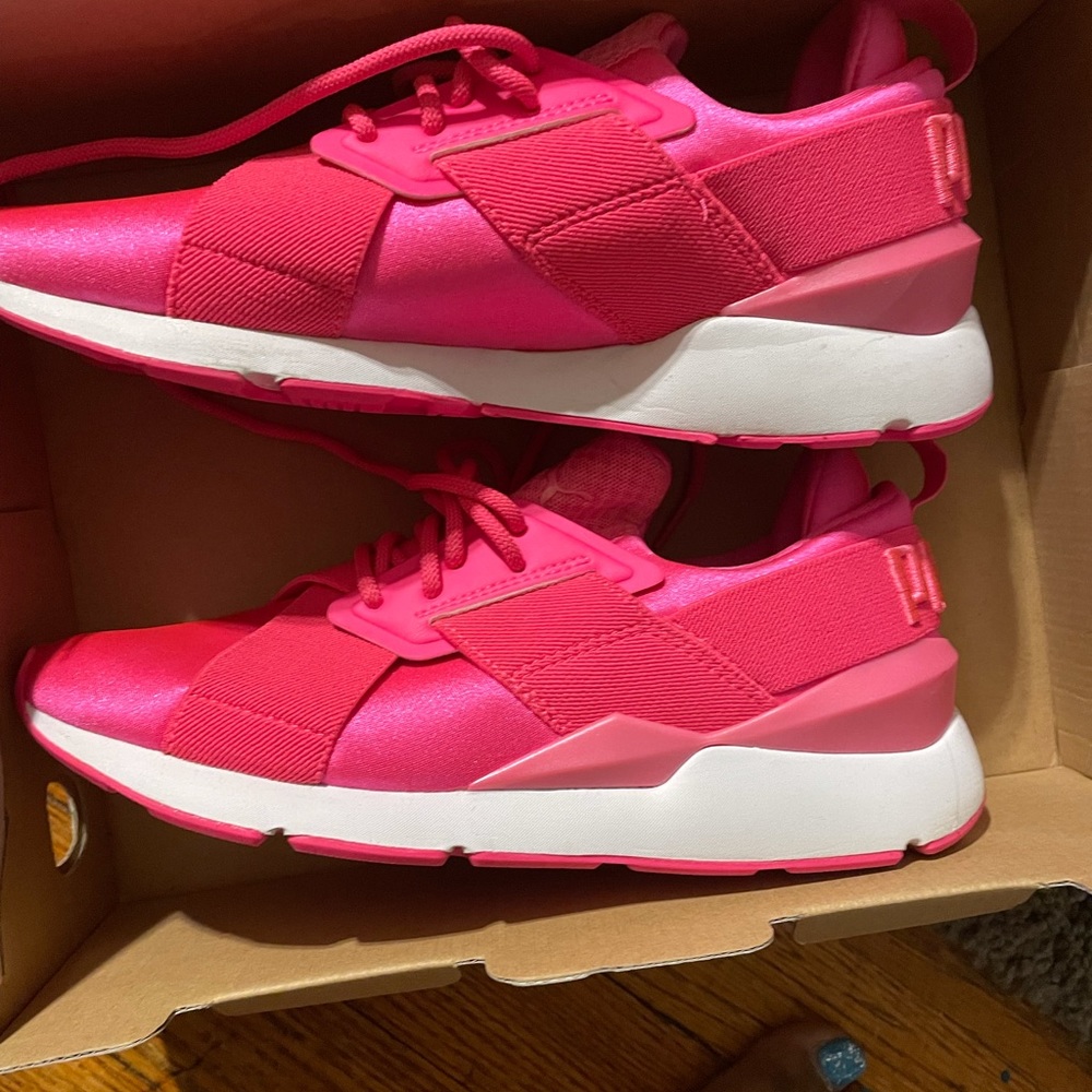 Like new hot Pink Puma sneakers